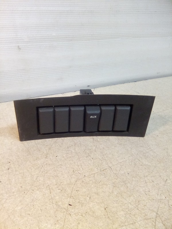 Volvo VNL 82755999 Rocker Switch Panel With AUX Switch