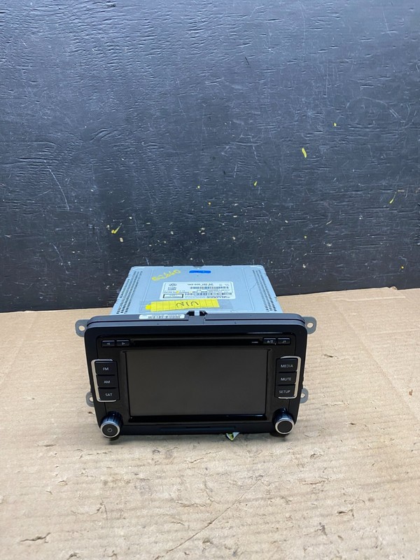 2010 to 2014 Volkswagen Passat Jetta Radio CD Player Screen Navigation Q2660 DG