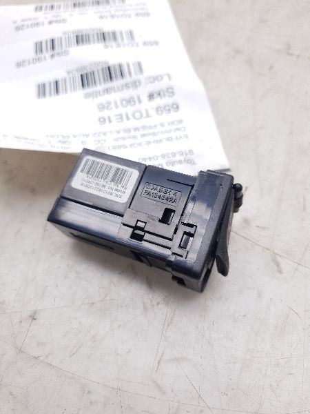 2016 TOYOTA COROLLA S-PREMIUM USB/AUX PORT