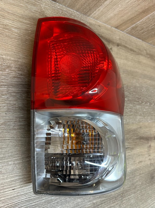 2007-2013 TOYOTA TUNDRA RH OUTER TAIL LIGHT ASSY OEM