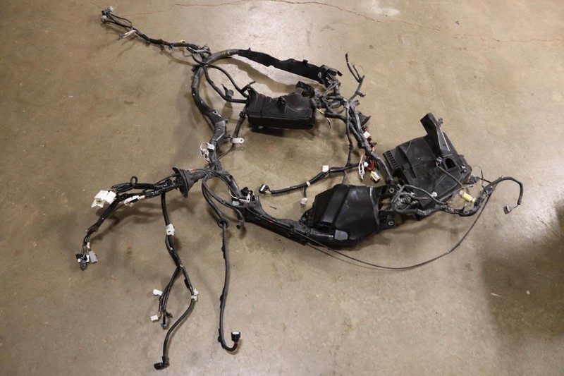 2015 LEXUS IS250 SEDAN 2.5L RWD ENGINE BAY WIRING HARNESS W/ FUSE BOX OEM