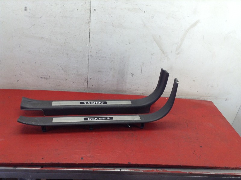 09-11 HYUNDAI GENESIS FRONT LEFT / RIGHT DOOR SILL SCUFF PLATE TRIM SET OEM