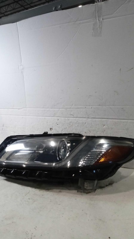 2017 Lincoln Continental Left Headlight Assembly White OEM 621681 113K Miles