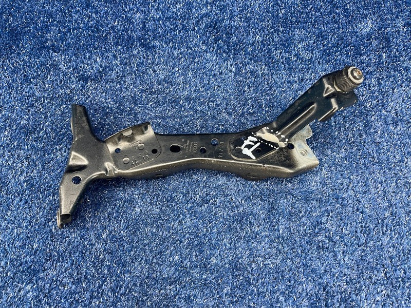 2015-2020 AUDI A3 S3 FRONT LEFT SIDE FENDER SUPPORT MOUNT BRACKET OEM