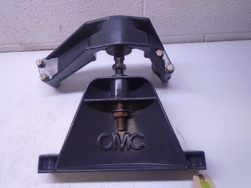 U4 Volvo OMC Cobra 2.3L 3.0 L Front Engine Mount 912207 912206 3852586