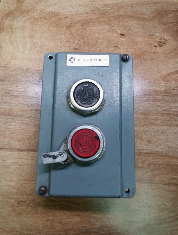 Allen-Bradley 2 800T-XA Ser. D Button Cover Panel