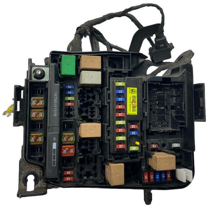 Kia Forte engine fuse box 17 18 fuse relay block box 2.0L assy OEM 91218B0380
