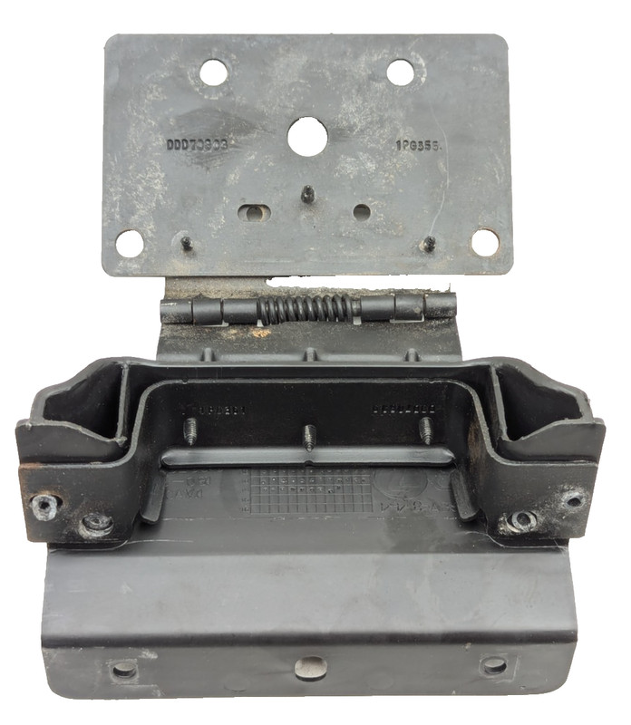 02 - 09 CHEVY TRAILBLAZER REAR CUP HOLDER FOLDING MECHANISM