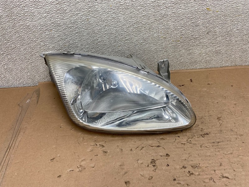 1999 2000 Hyundai Elantra Right Passenger Side Headlight OEM AB0832 DG