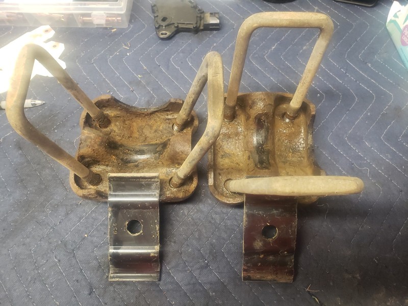 2007 CHEVY EXPRESS REAR RIGHT+LEFT SIDE LEAF SPRING MOUNT PLATE OEM