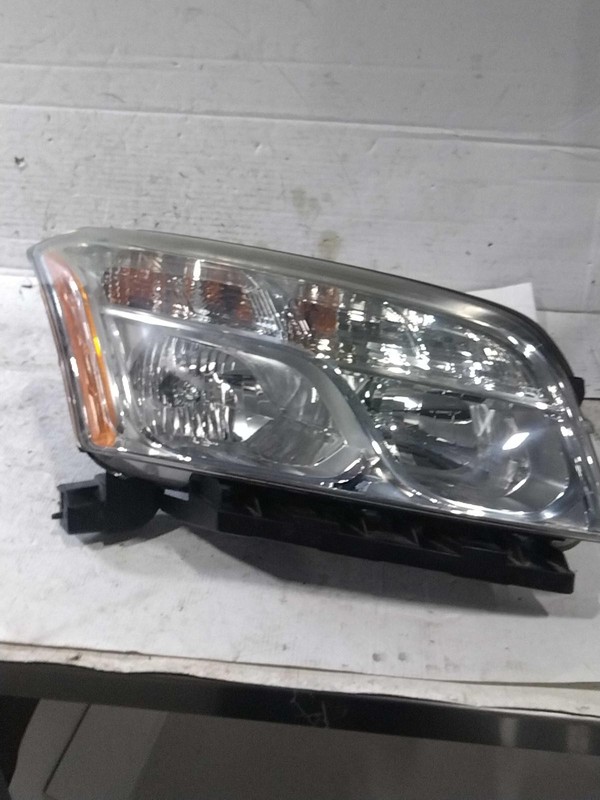 2016 Chevrolet Trax Right Headlight Assembly Silver 517657 71K Miles