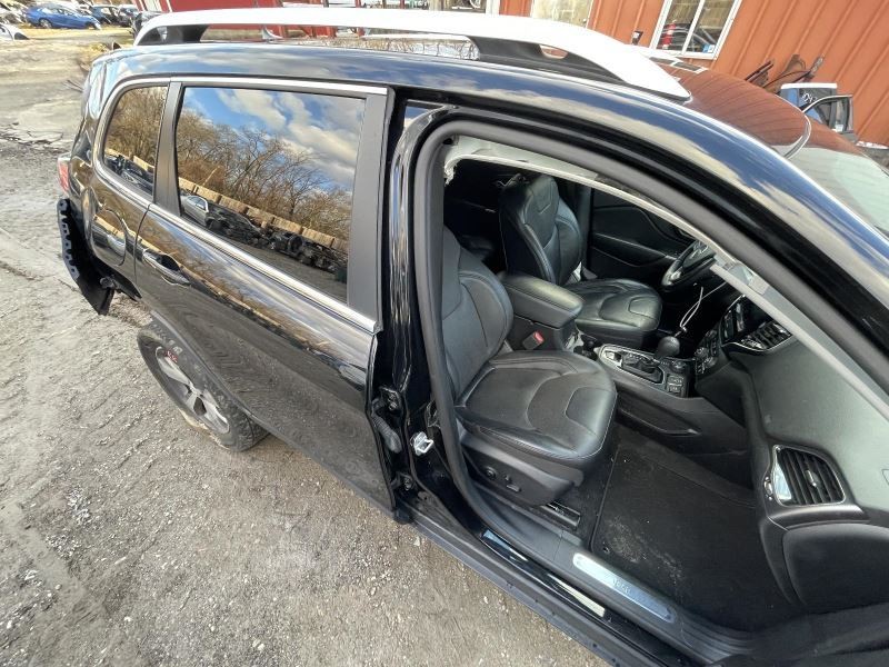2014-2020 JEEP CHEROKEE RIGHT ROCKER W/POST BLACK PC:PXJ 69K -SPORT- 52040