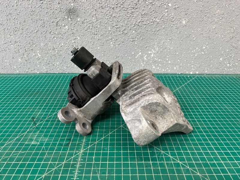14-20 Nissan Rogue 2.5L. engine MOTOR RIGHT SIDE MOUNT BRACKET INSULATOR OEM