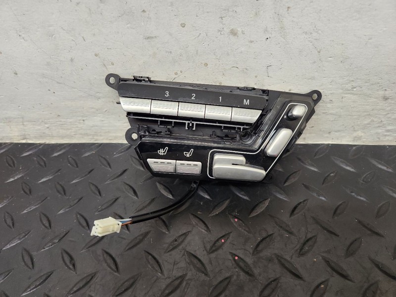 07-13 Mercedes-Benz S-Class Front Right Seat Switch Assembly OEM 2218709358