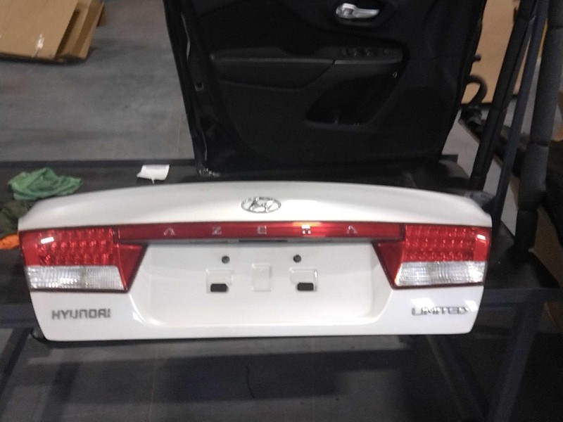 2010-2011 Hyundai Azera White Deck Lid OEM 692003L531 72000 Miles