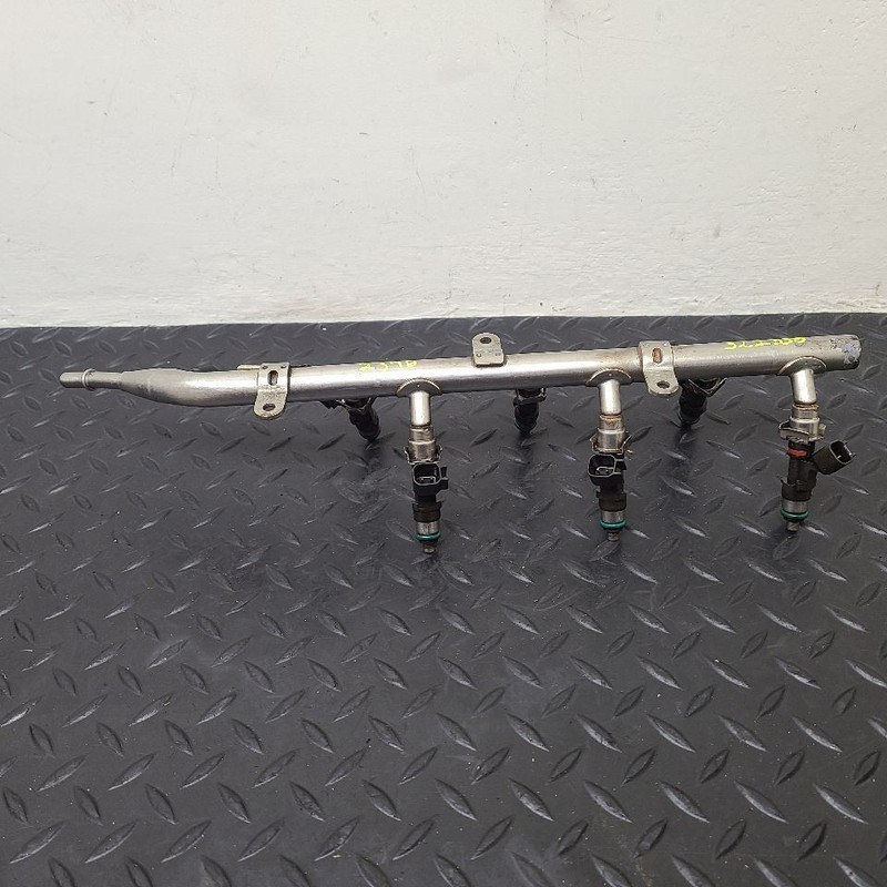 2008 Buick Enclave Fuel Injectors W/ Rail Assembly OEM 12602223