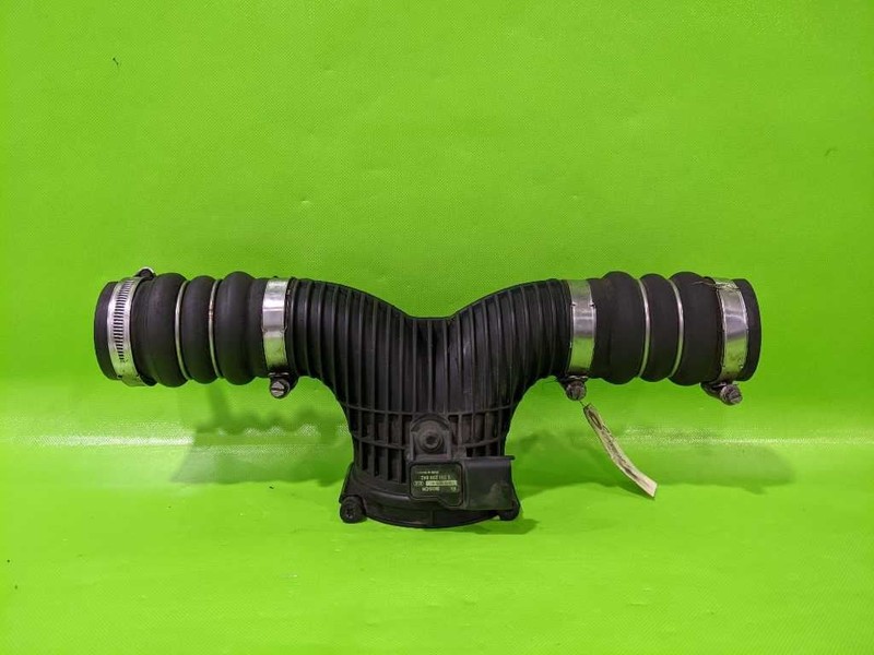 03-06 CAYENNE 4.5L THROTTLE BODY AIR INTAKE Y HOSE OEM 4096-85