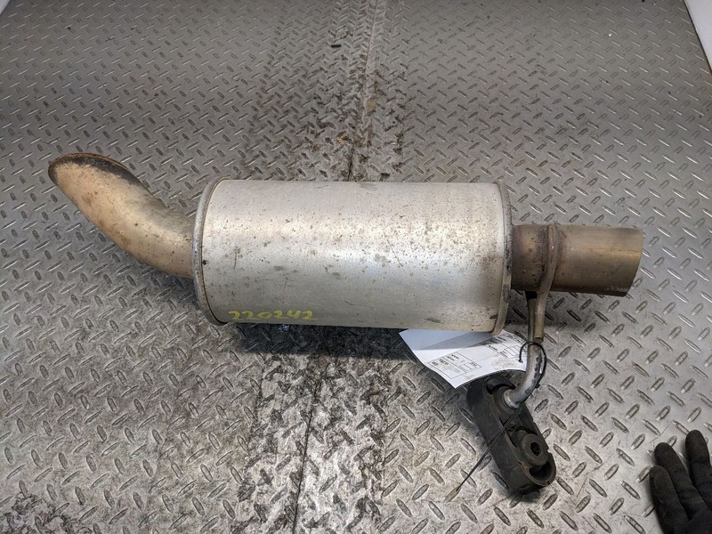 2015 - 2020 CHEVROLET SUBURBAN REAR EXHAUST SYSTEM MUFFLER TAIL HOSE PIP 1183576