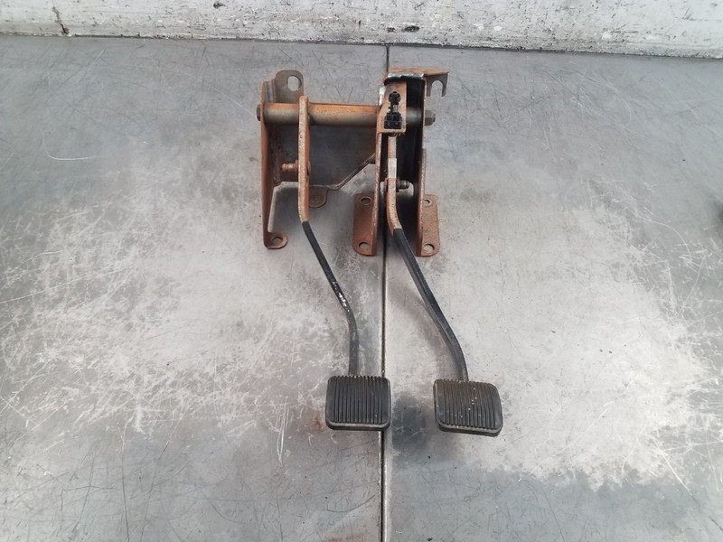 2005 Jeep Wrangler TJ Rubicon 4x4 Brake / Clutch Pedal Assembly #5144 H4