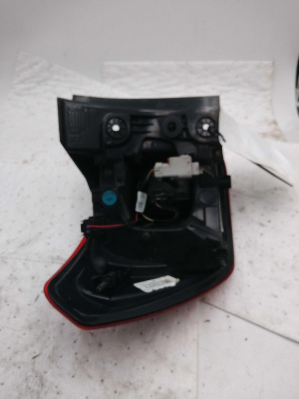2017 GMC Acadia Right Tail Light Assembly Grey 646338 Used 120K Miles