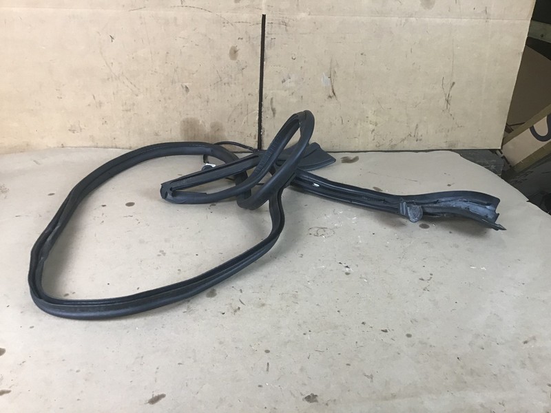 McLaren 650S 2015 Convertible Rear Trunk Lid Tonneau Weather Strip Seal 15-17 :Y