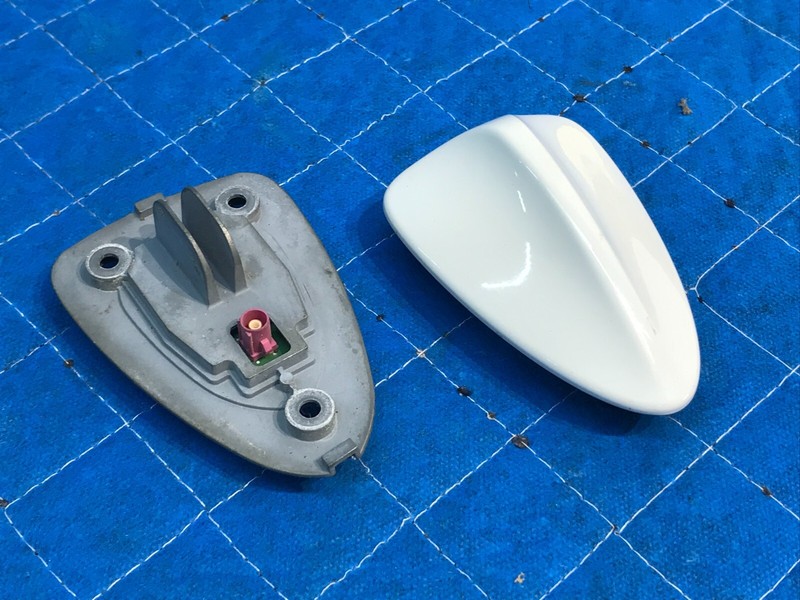 2013 BMW 135is Convertible Trunk Lid Roof Antenna Fin Cover Unit White SDARS