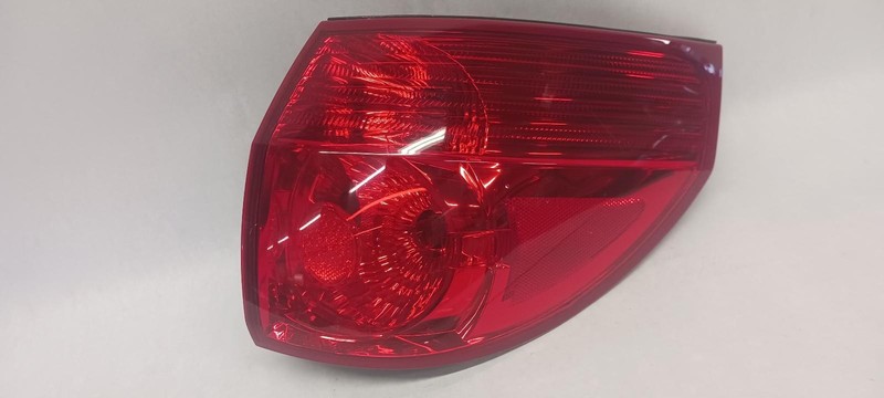 06-'10 TOYOTA SIENNA Right passenger outer Taillight OEM Grade A!