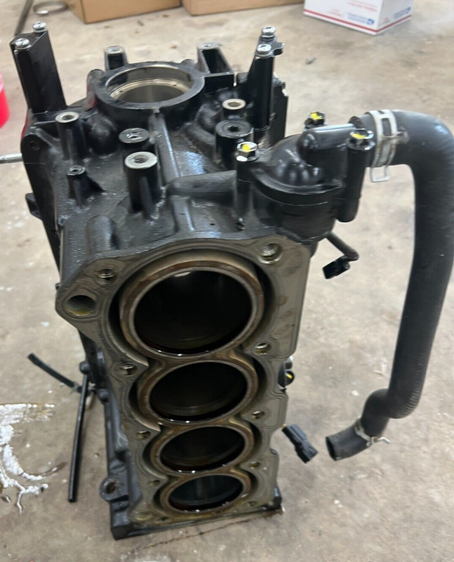 Evinrude 70 HP 4 Stroke Crankcase Cylinder Block 5032443 5031160 1999-2003