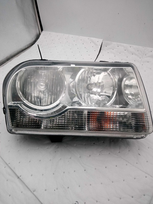 2006 Chrysler 300 Right Headlight Assembly Black OEM 549855 75K Miles