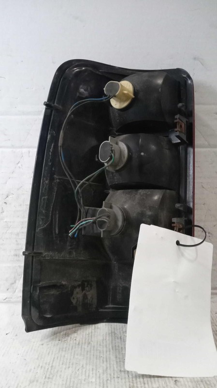 2005 Chevrolet Tahoe Right Tail Light Assembly Black OEM 569500 Used
