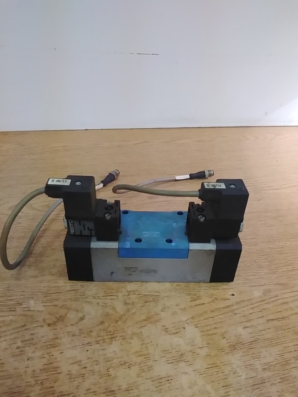 Festo MFH-5/3G-D-3C Solenoid Valve W/ 2 Valve Coils & 2 Plug Connectors