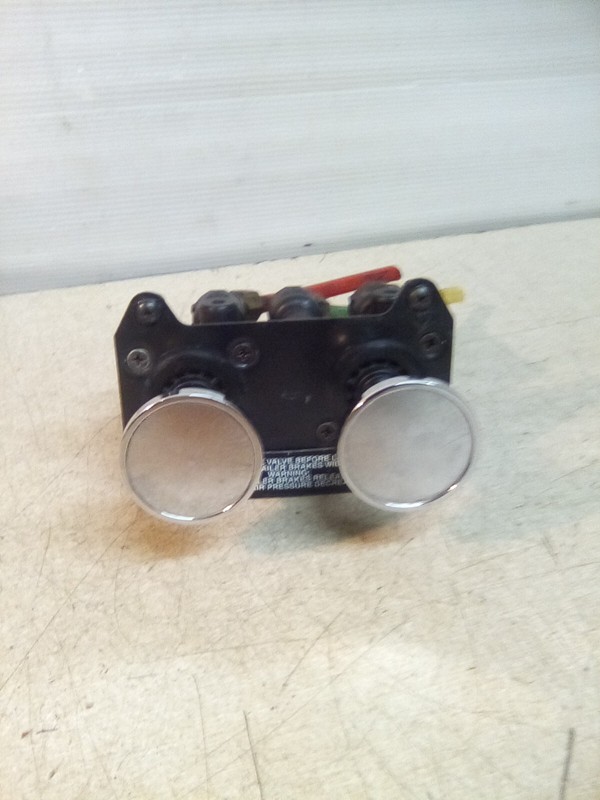 2016 Peterbilt 379 Bendix Air Brake Valve 5001230