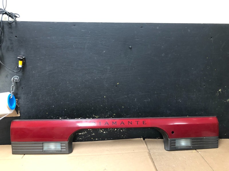 1993 to 1995 Mitsubishi Diamante Wagon Center Tail Light Lamp Liftgate 4758H