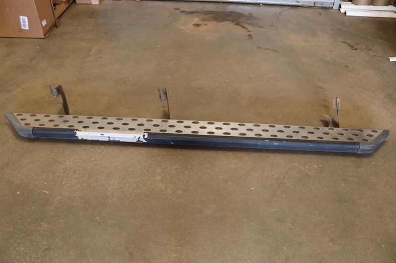 2015-2019 GMC SIERRA 2500 HD CREW CAB RIGHT PASSENGER RUNNING BOARD STEP DEEZEE