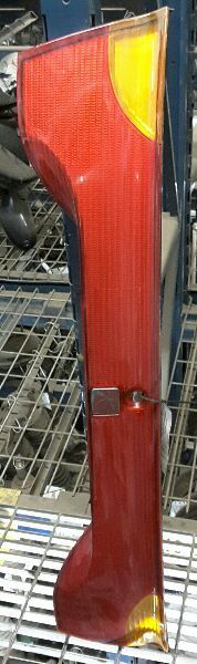 01 02 SATURN S SERIES COUPE TAIL LIGHT CPE LID MTD RED EMBLEM 32447