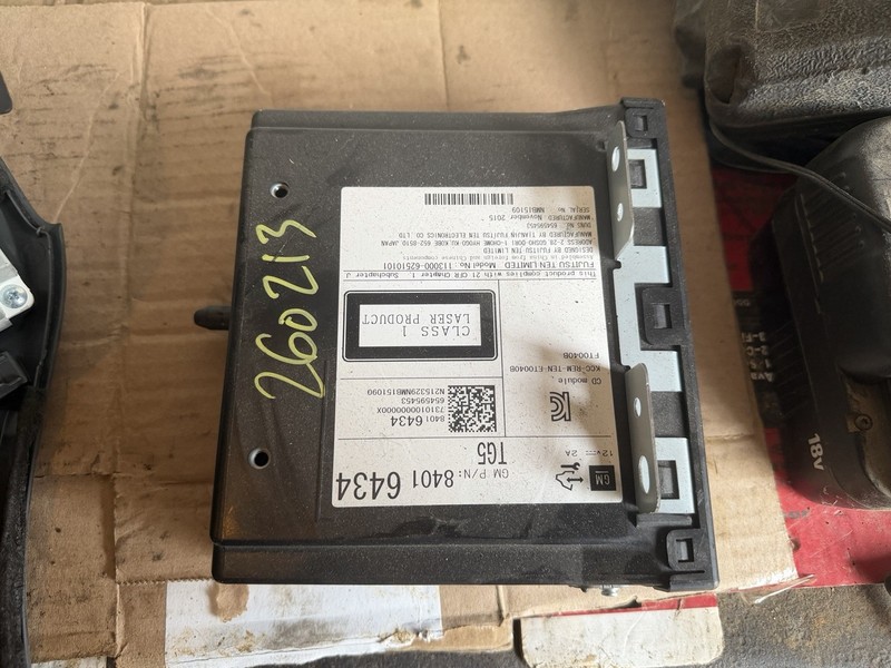2017 - 2020 CHEVROLET TAHOE DASH RADIO RECEIVER CD DISC PLAYER OEM 84016434