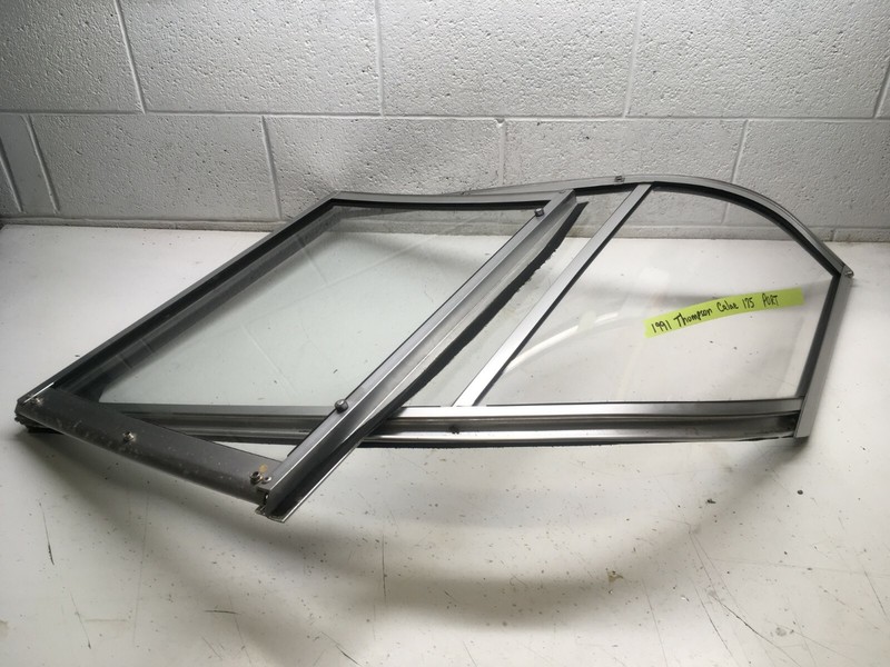Z7 1991 Thompson Calae 175 Boat Windshield Passenger Port Left