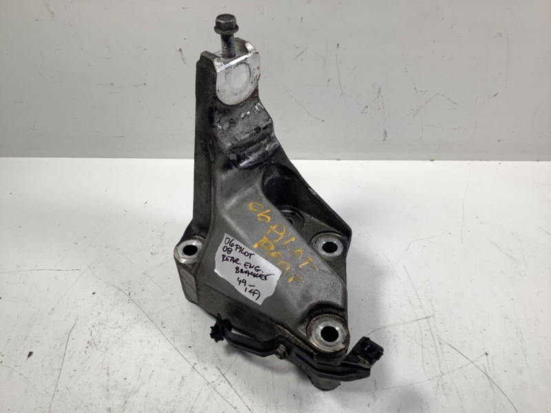 06-08 Honda Pilot Rear Engine Mounting Bracket 50610-STW-A00 OEM