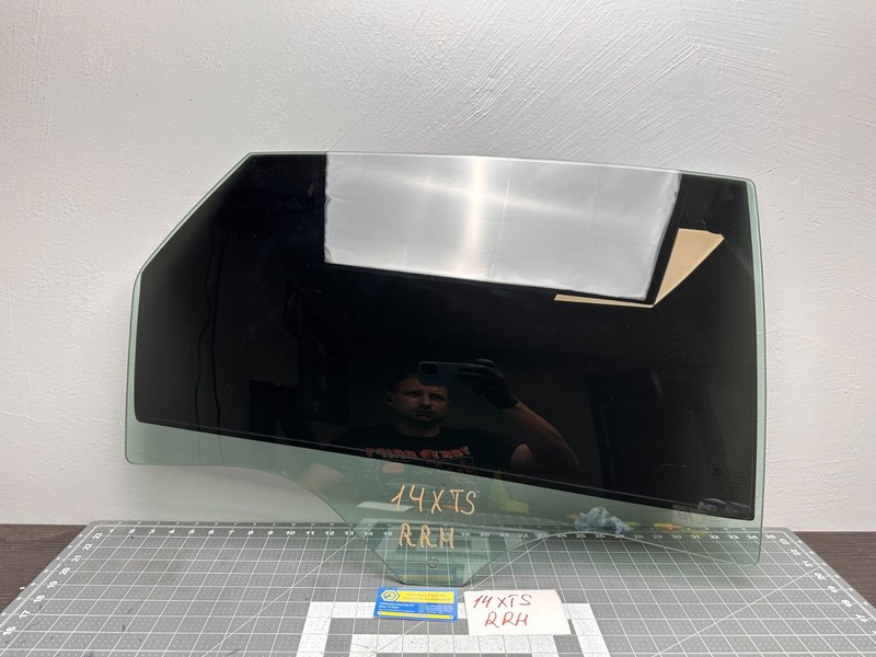 13-19 Cadillac XTS - REAR RIGHT PASSENGER SIDE DOOR WINDOW GLASS OEM