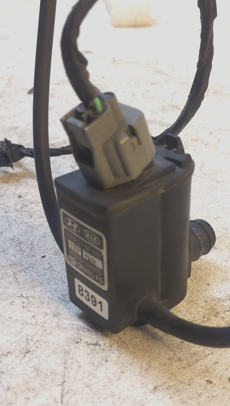 2009 Kia Rondo Windshield Wiper Fluid Reservoir Tank Motor Pump 98510-3E000 OEM