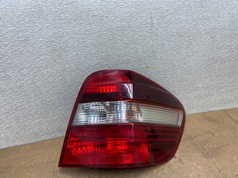 2009 to 2011 Mercedes ML350 ML-Class Right Passenger RH Tail Light AA6747 LK