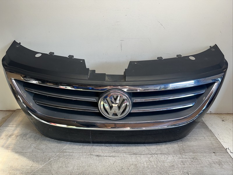 3C8853651 I 2009 - 2012 VW PASSAT CC Front Center Grille Assembly W/PARK SENSORS