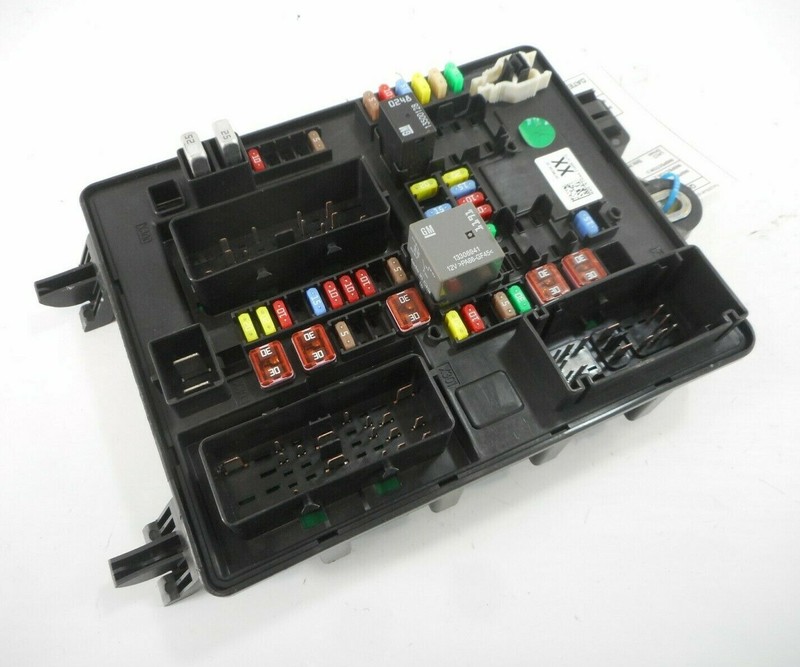 11 Cadillac SRX Rear Cabin Relay Fuse Box Fusebox OEM