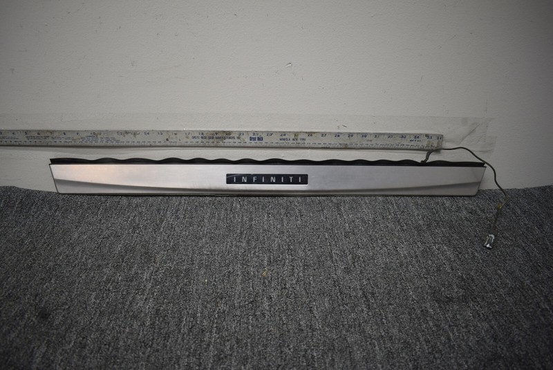 INFINITI DOOR SILL STEP WITH LIGHT OEM