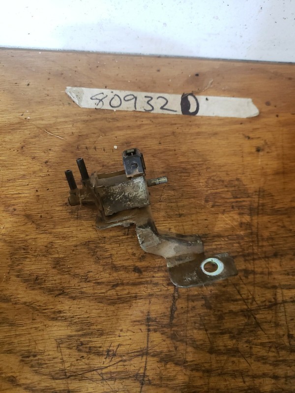 1990 Nissan Pathfinder EGR Vacuum Switch Switching Valve Solenoid Sensor VSV