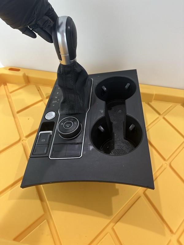 2018 Volkswagen Atlas Center Console Gear Shifter Cup Holder Start Switch Unit