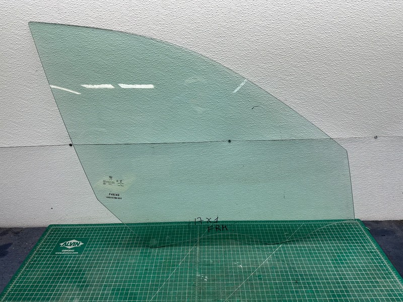 16-22 BMW X1 F48 FRONT RIGHT PASSENGER SIDE DOOR WINDOW GLASS OEM