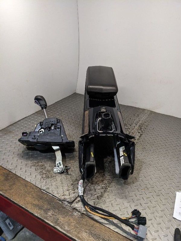 2011 Cadillac CTS-V Sedan Center Console w/ Automatic Shifter Gear Selec 1185886
