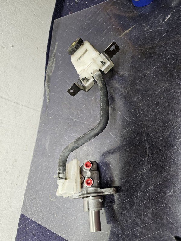 2015-2023 Nissan Murano Brake Fluid Reservoir Mastercylinder