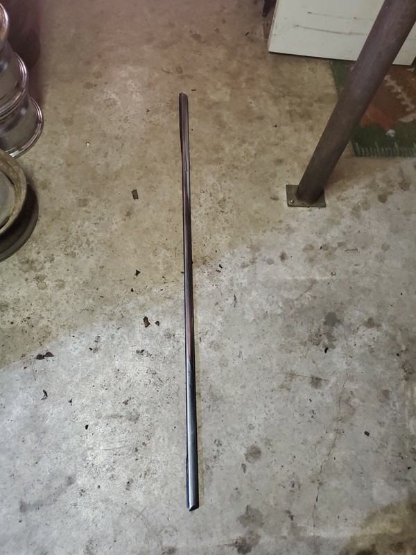 380SL 450SL R107 OEM MERCEDES BENZ PASSENGER UNDER DOOR TRIM 1985